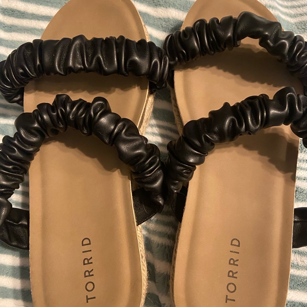 Torrid Black Ruched Sandals Super Cute!